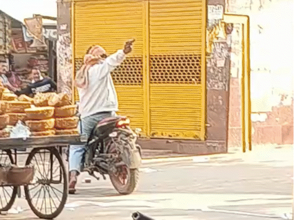 25-shots-fired-in-10-minutes-in-gwalior,-video-emerges:jewellery-shop-targeted-by-masked-gunmen;-jewellers-close-market-in-protest