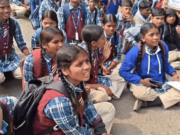 school-children-create-obscene-ai-image-of-principal:niwas-mandla-road-blocked-over-suspension,-protest-demands-principal’s-removal