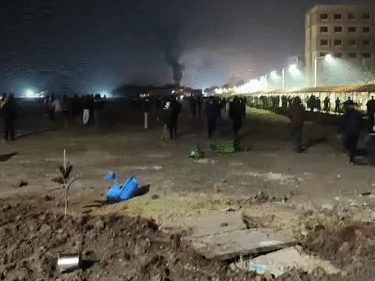 college-students-torched-buses-cars,-vandalized-ambulance:4-thousand-vit-sehore-students-create-chaos-as-police-deploy-forces-from-5-stations-today
