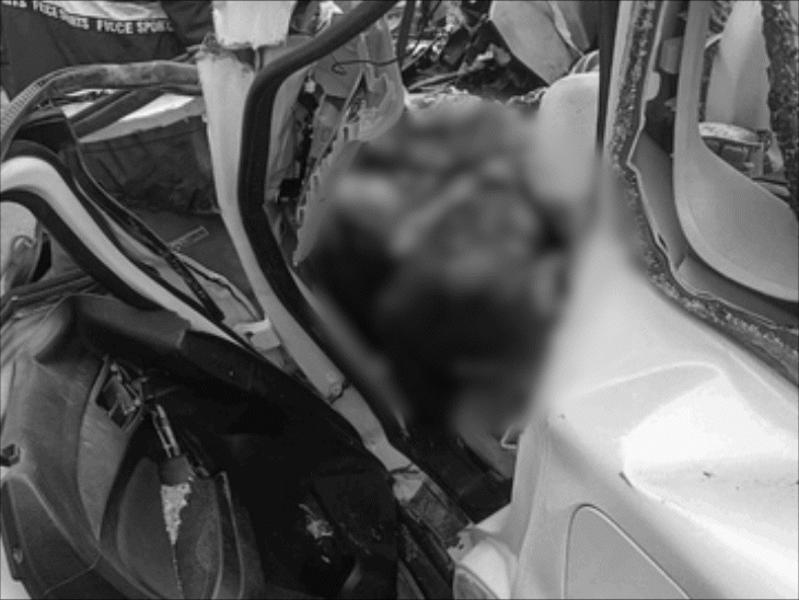 2-die-as-car-hits-parked-truck-in-low-visibility:family-traveling-from-mhow-to-bhopal-as-vehicle-crashes-near-sehore,-3-injured