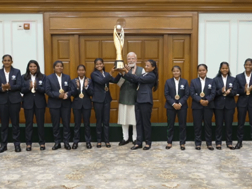 pm-modi-meets-team-india-women’s-blind-team-in-delhi:prime-minister-presents-signed-bat-after-world-cup-victory;-welcomes-women-in-blue-with-laddu