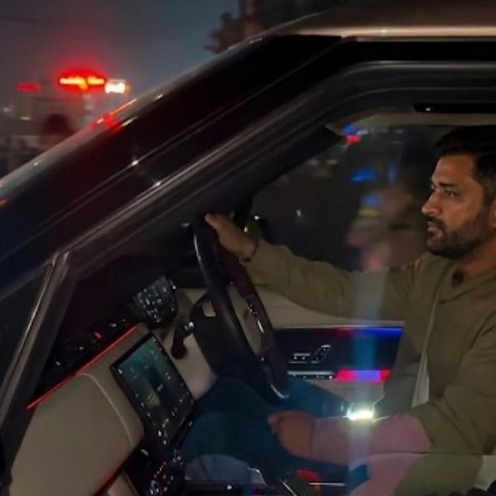 ms-dhoni-drives-virat-kohli-around-in-ranchi,-video-viral:star-pair-shares-rare-off-field-moment-ahead-of-india’s-1st-odi-vs-south-africa