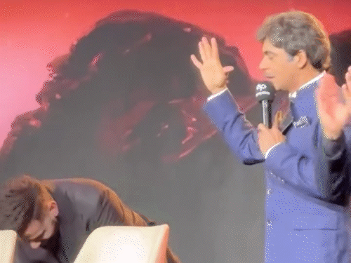 virat-kohli-laughs-out-loud-to-sunil-grover’s-mimicry:actor-comedian-perfectly-mimics-kapil-dev,-watch-video