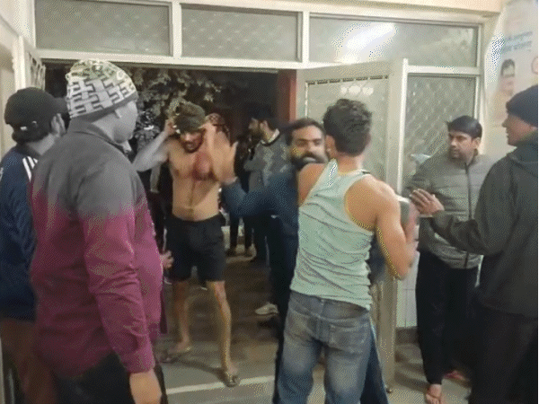 bloody-clash-erupts-after-alwar-collision:govt-hospital-turns-battleground-for-an-hour-as-armed-youths-chase-victims-with-screwdrivers