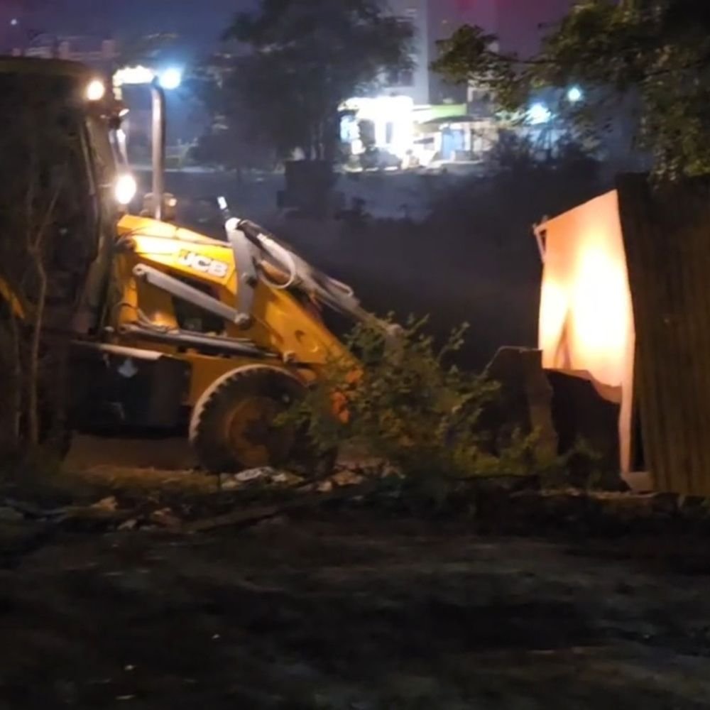mp-high-court-overturns-fraudulent-temple-decree:state-regains-rights-over-₹200-crore-baglamukhi-temple-land-as-shopkeepers-remove-belongings-late-at-night