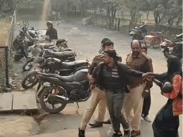 police-brutally-drag-and-beat-family-publicly:family-visiting-singrauli-collectorate-to-complain-faces-inhumanity;-bhaskar-journalist-stopped-from-taking-pictures