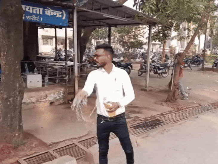 rewa-ward-boy-attempts-self-immolation-over-salary-delay:guards-save-him-after-he-sprinkles-petrol-on-himself-inside-the-hospital-during-incident