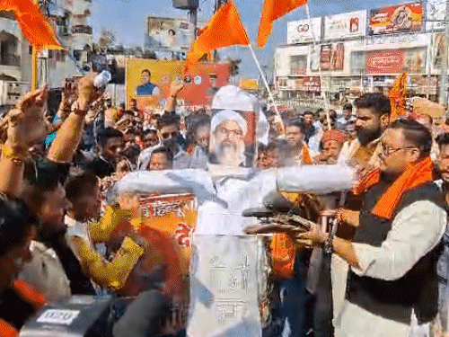 maulana-madani’s-effigy-beaten-with-shoes,-burnt-in-bhopal:bajrang-dal,-vhp-protest;-had-said,-‘whenever-there-is-oppression,-there-will-be-jihad’