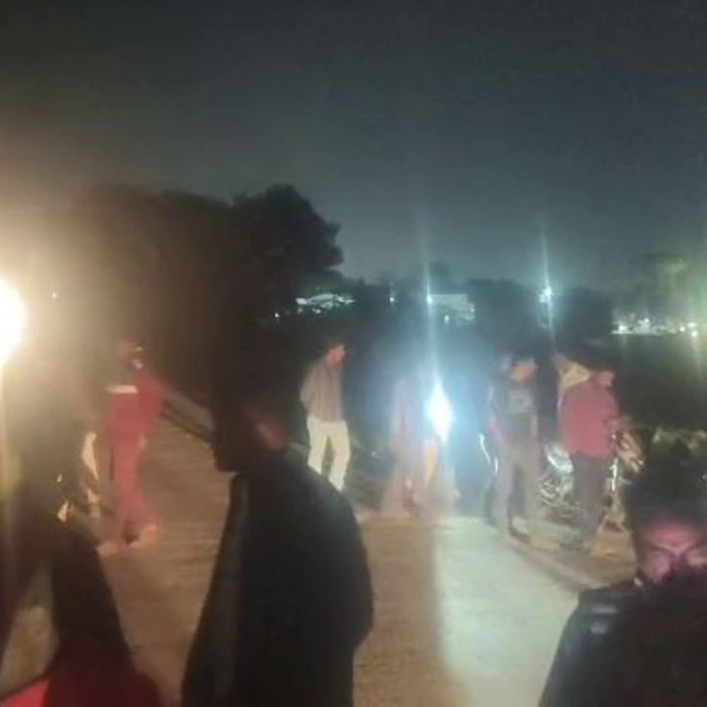 youth-and-girl-jump-into-chamla-river:police-conduct-search-operation-in-ujjain’s-pirjhalar;-mobile-phone-and-bike-found-at-spot