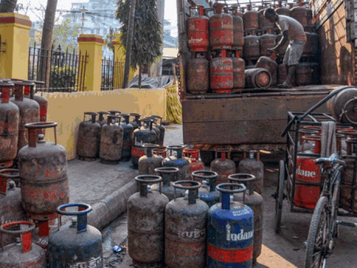 pan-aadhar-linking-deadline-ending-this-month:loans-may-become-cheaper,-commercial-cylinder-prices-reduced-by-₹10
