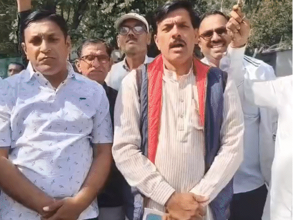 4,000-farmers-from-4-districts-protest-on-highway:major-outcry-in-dhar-as-they-demand-loan-waiver,-asking-why-industrialists’-debt-forgiven-but-not-theirs