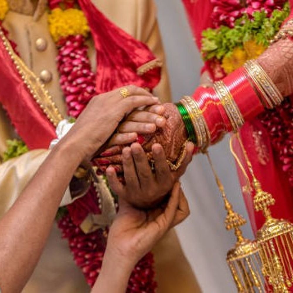 groom-demands-₹20-lakh-before-pheras:returns-with-baraat-after-refusal;-prompting-bride’s-family-to-block-the-busy-chhatarpur–nowgong-road