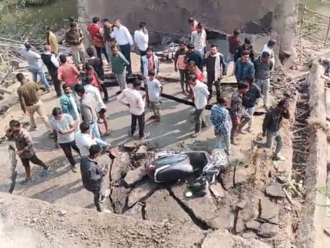 ageing-bridge-collapses-in-raisen,-leaving-bareilly–pipariya-road-shut:4-injured-as-motorcycles-plunge-with-structure;-construction-workers-escape-in-time