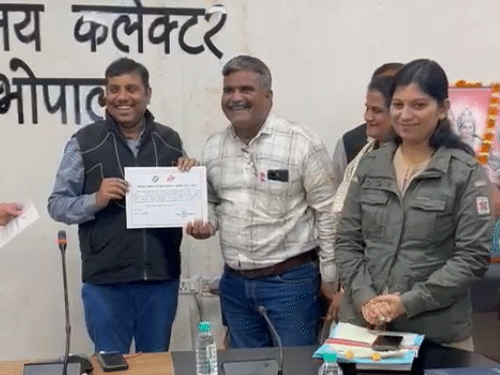 sir-digitization-reaches-66.5%-in-bhopal:berasia-leads;-target-of-100%-in-next-2-days,-collector-felicitates-supervisors-and-blos