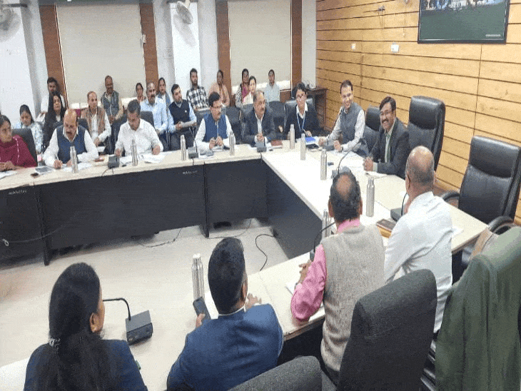 indore-achieves-over-70%-voter-list-revision:eci-secretary-chairs-direct-meeting-with-booth-level-officers-supervisors