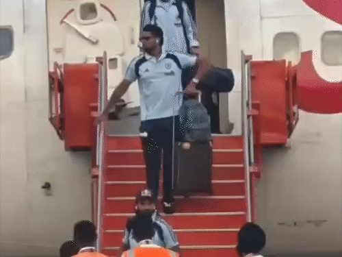 both-teams-to-train-today-before-2nd-odi:fans-flock-to-see-rohit,-virat-in-raipur;-2,000-policemen-moved-from-pm-duty-to-match-security