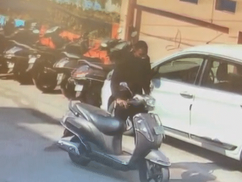 property-businessman-suffers-heart-attack-while-walking-in-indore:video-shows-him-falling-while-pushing-scooter-for-puncture-repair