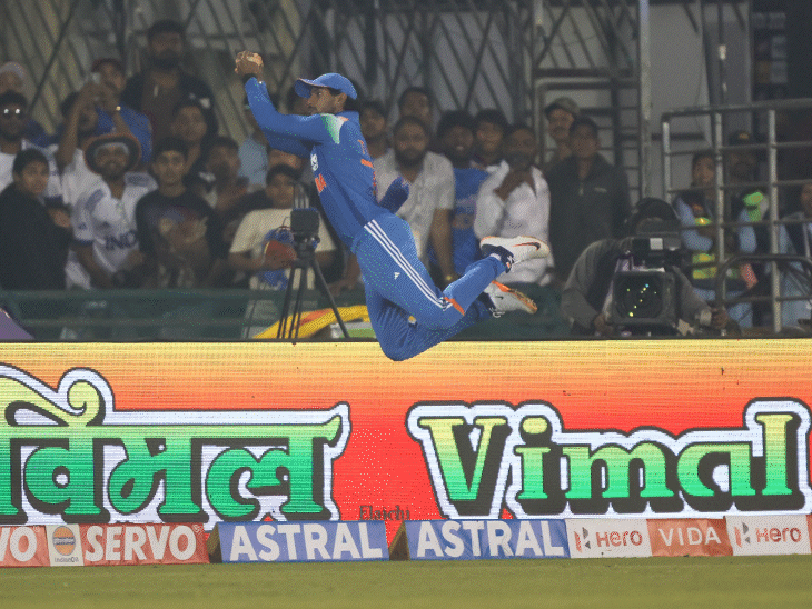 kohli-breaks-into-a-dance-after-de-kock’s-dismissal-watch:tilak’s-acrobatics-saves-a-certain-six,-rohit-out-after-hitting-a-hat-trick-of-fours;-top-moments