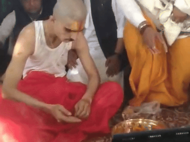 bhopal-youth-returns-to-hinduism-after-alleged-forced-conversion:claims-he-adopted-islam-for-love;-‘purification’-ceremony-attended-by-minister-sarang