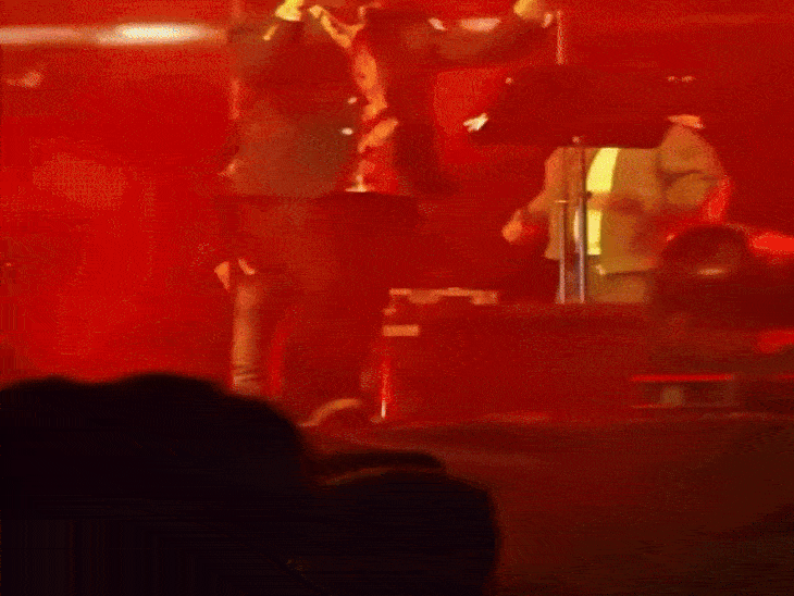singer-mohit-chauhan-suffers-on-stage-mishap-during-bhopal-performance:trips-over-lighting-fixture-and-falls-while-singing-‘nadaan-parindey’-at-retina-8.0