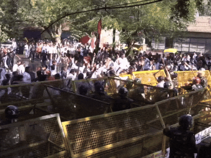 youth-congress-protest-over-civic-failures-in-indore:police-use-water-cannon-to-disperse-agitators-protesting-crime-surge,-drug-abuse-and-metro-mismanagement