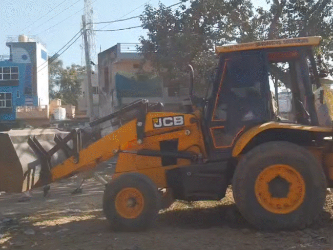 encroachment-at-khandwa-dargah-removed-amid-protests:muslim-community’s-land-claim-rejected-by-waqf-board;-heavy-police-deployment-across-village