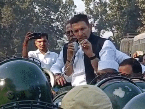 5-congress-leaders-escorted-into-forest-after-sit-in-protest:uproar-over-massive-tree-felling-in-singrauli;-jitu-patwari-accuses-administration-of-favouring-adani-group