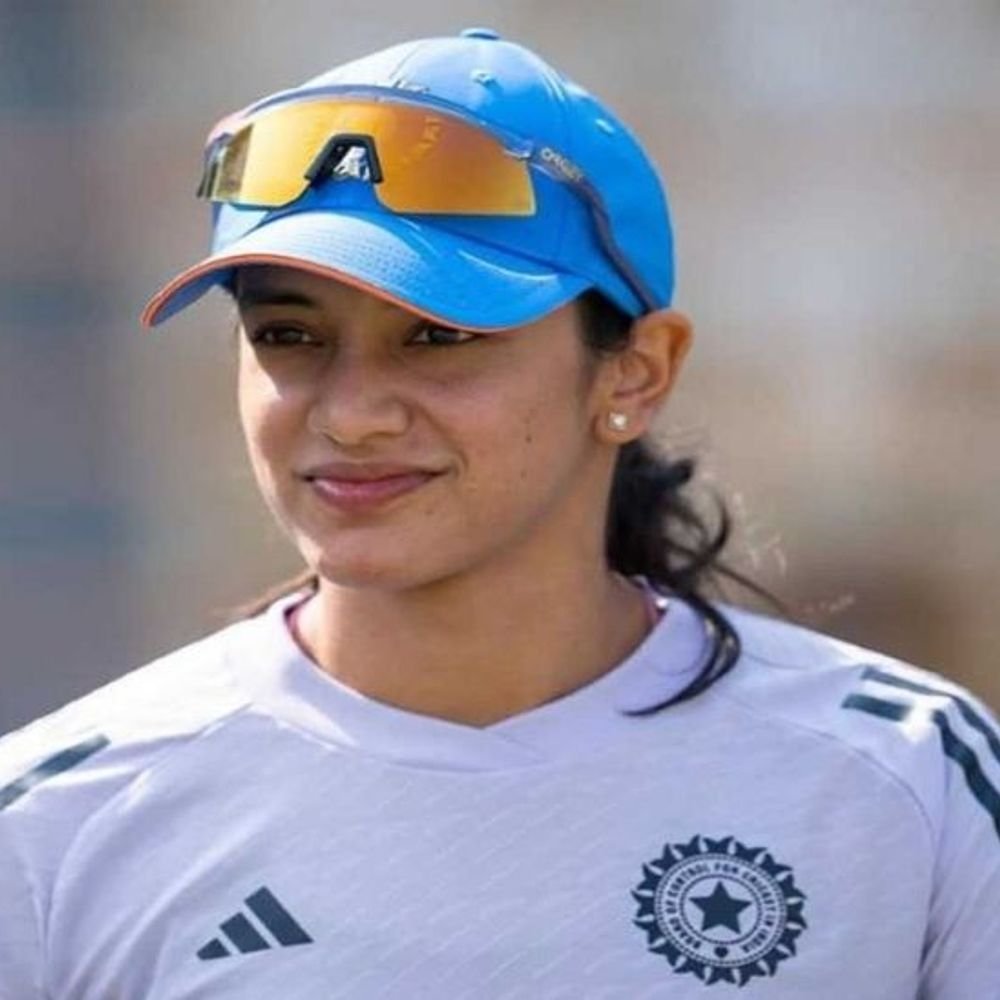 smriti-mandhana-makes-first-public-appearance-after-wedding-cancellation:hugs-indian-captain-harmanpreet-kaur;-says,-‘don’t-like-anything-more-than-cricket’
