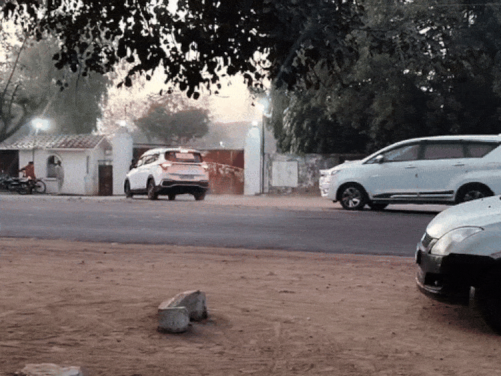 it-raids-congress-ex-mla’s-factories-in-chhatarpur:team-from-indore-gwalior-in-30-vehicle-conducts-illegal-mining-probe;-local-police-remain-uninformed