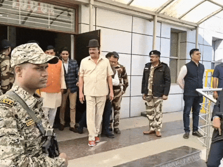 cm-slams-congress-for-double-standards-on-naxalism:yadav-says,-‘their-minister-was-killed-by-naxalites,-our-government-ends-the-issues-they-prolonged’