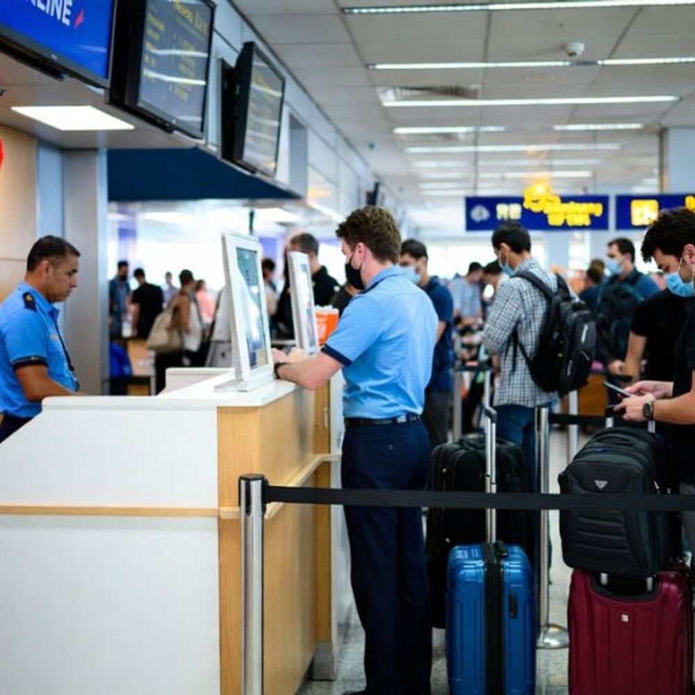 8-airlines-including-indigo-scam-passengers,-claims-report:survey-of-1.24-lakh-passengers-revealed-prices-increase-on-payment-window-cancellation-window-removal-from-app-during-ongoing-crisis
