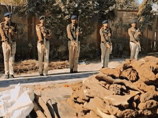daughter-faints-seeing-policeman-father’s-body:13-year-old-son-performs-last-rites;-4-personnel-receive-guard-of-honour-after-fatal-road-accident-in-sagar