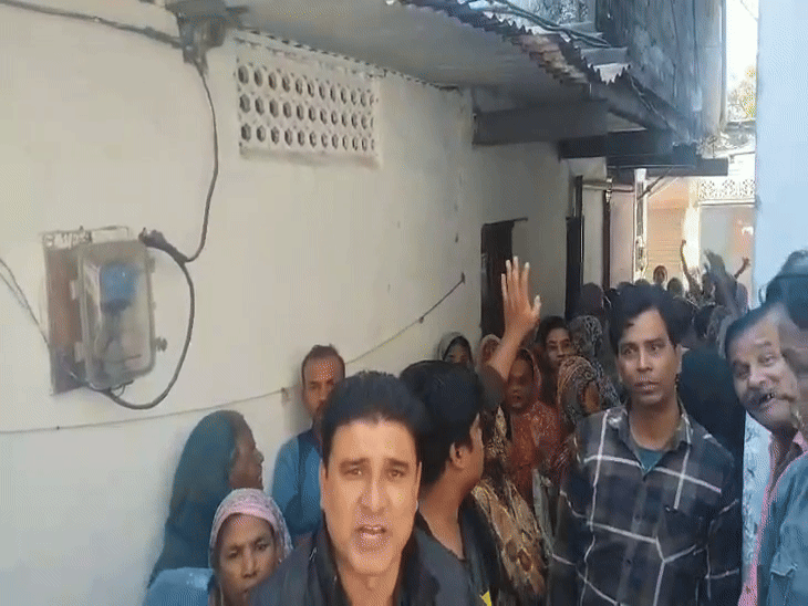 smart-meter-drive-triggers-anger-in-banganga:women-question-installations-without-notice;-congress-backs-residents-seeking-transparency-and-accountability-from-officials