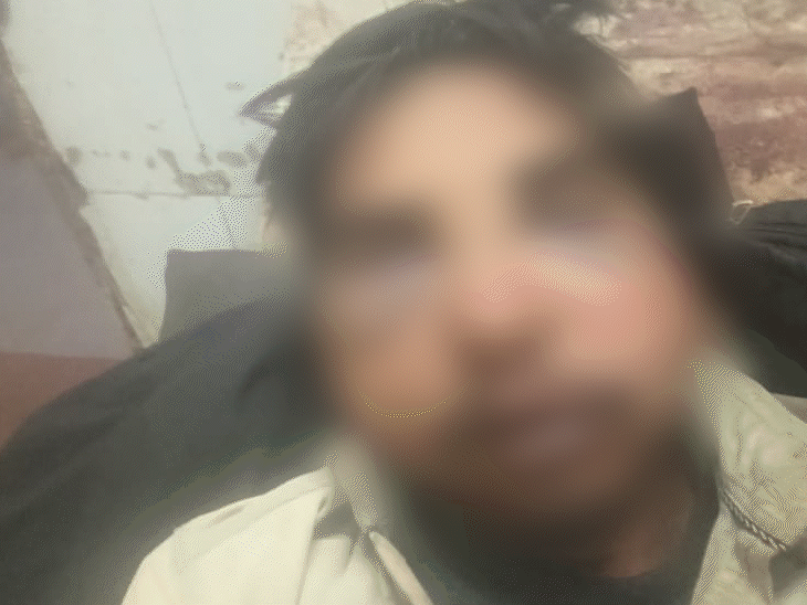 goons-brutally-beat-son-on-road,-father-dies-of-shock:man-collapses-after-seeing-injured-son-on-video-call-in-gwalior,-cctv-captures-fleeing-attackers