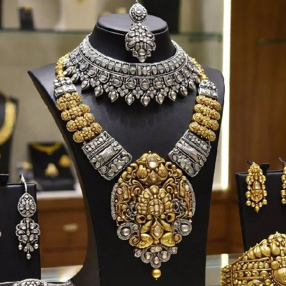 gold-and-silver-prices-rise-for-the-third-straight-week:silver-reaches-₹1.95-lakh-per-kg,-while-gold-delivers-a-74%-return-this-year