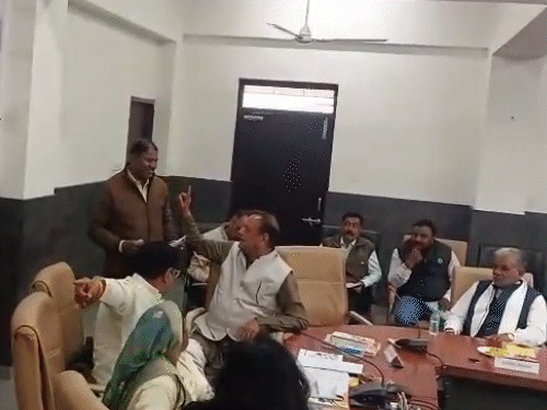 mechanic-sent-to-give-presentation-in-front-of-minister:vijay-shah-calls-it-a-joke,-orders-him-to-leave;-directs-accountability-from-department-heads