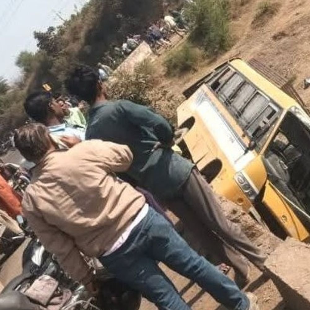 school-bus-heading-for-picnic-falls-into-river-in-vidisha:25-students-injured;-accident-occurred-while-trying-to-give-way-to-a-vehicle