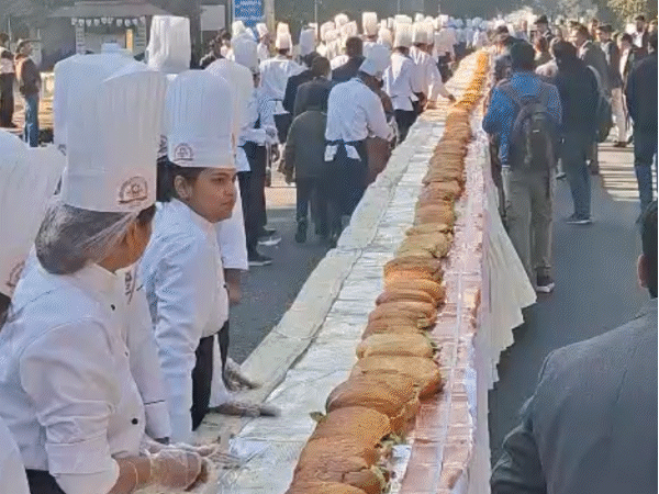 bhopal-sets-record-with-world’s-longest-sandwich:269.9-foot-long,-8-inch-wide-sandwich-prepared-in-7-minutes-26-seconds;-record-registered-in-limca-book