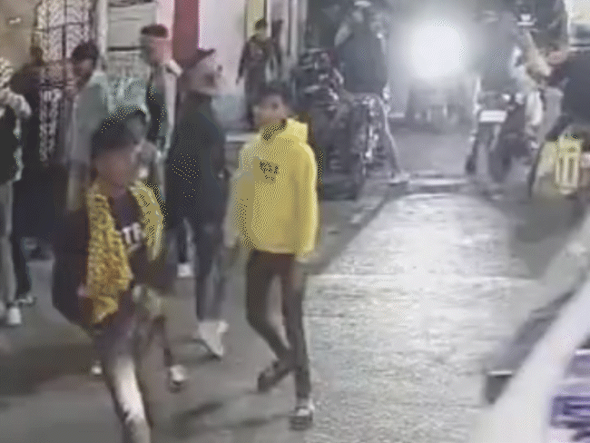 chaos-in-sagar-as-miscreants-attack-passerby-with-knives:smashes-liquor-bottle-on-head,-locals-block-road-amid-late-police-response;-video-surfaces