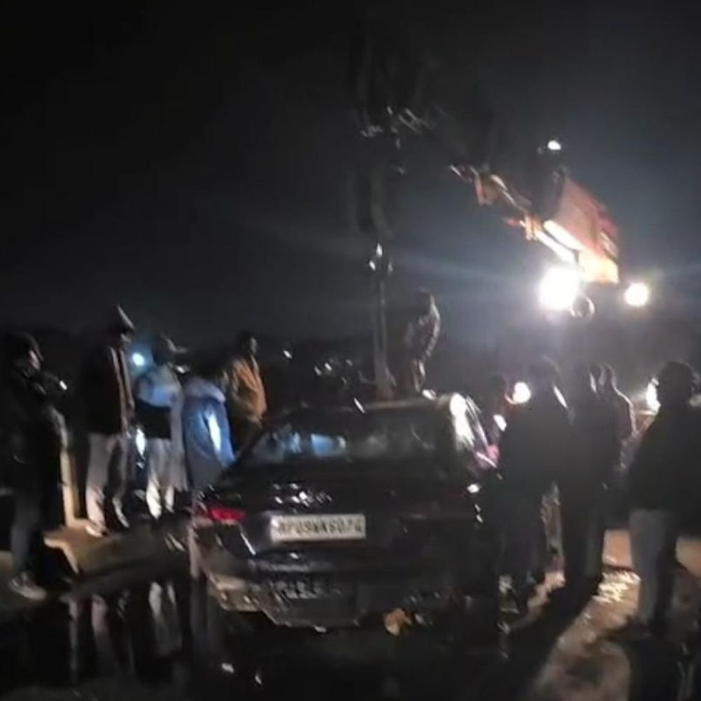 dumper-collides-with-2-cars-on-mortakka-bridge-in-khandwa:one-car-falls-into-narmada-river;-fishermen-rescue-driver
