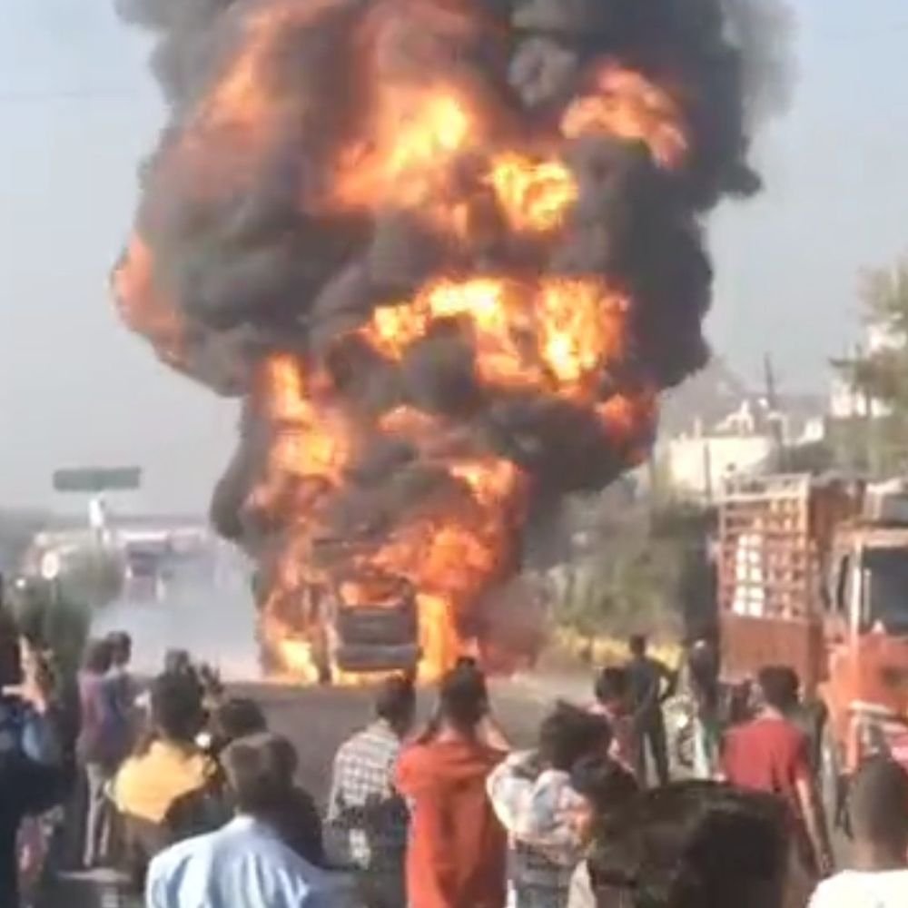 fire-breaks-out-in-2-heavy-vehicles-at-manpur:triggers-traffic-disruption-on-mumbai–agra-four-lane-highway