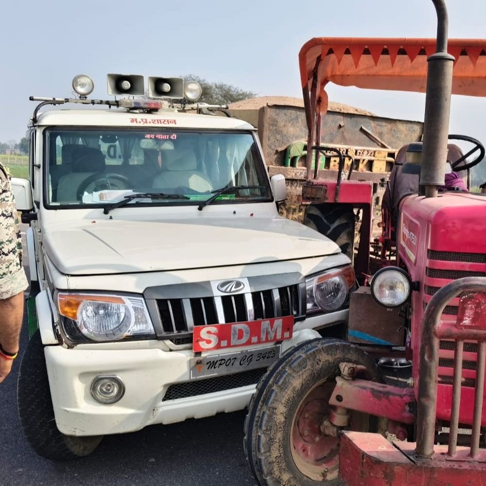sand-mafia-hits-sdm’s-car-in-bhind:officials-seize-2-trolleys-while-taking-action-against-illegal-sand-transport-in-the-district