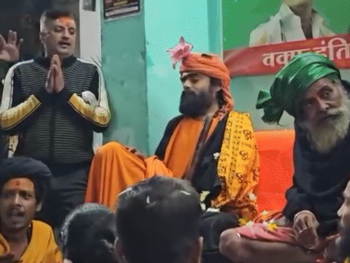 hanuman-chalisa-recited-inside-ujjain-dargah:committee-officials-unaware,-say-they-gave-permission-for-chadar-offering-qawalli;-event-draws-large-crowd