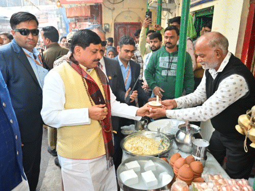 mp-cm-enjoys-in-streets-of-banaras,-eats-‘malaiyo’:mohan-yadav-gets-blessings-of-baba-vishwanath-kalbhairav;-says,-‘uttar-pradesh-is-amazing’