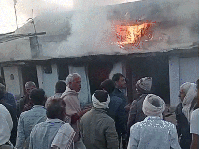 3-houses-catch-fire-in-khandwa,-man-burnt-alive-alone:6-fire-brigades-rush-to-control-blaze;-preliminary-investigation-indicates-short-circuit