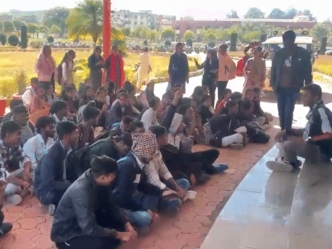 female-student-alleges-professor-of-misconduct-at-anuppur-college:claims-accused-made-indecent-advances-after-calling-her-into-cabin;-protests-erupt-inside-college
