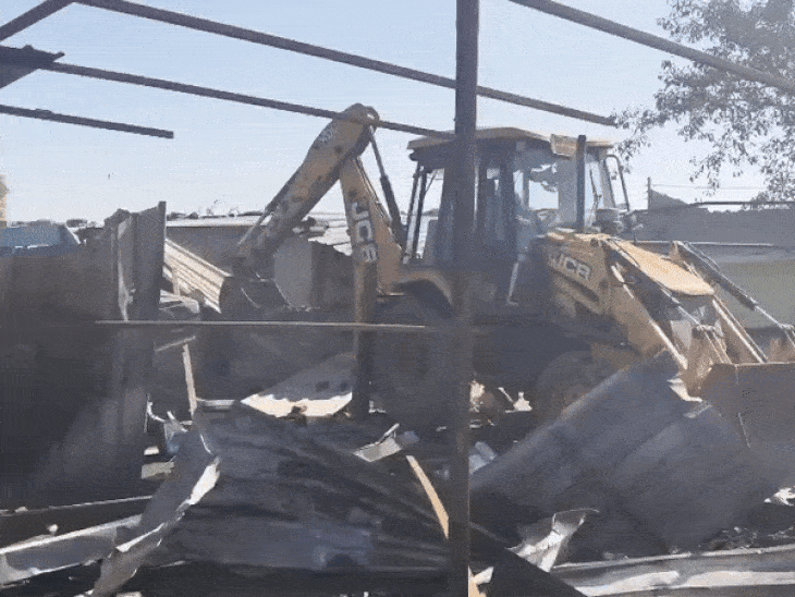 cowshed-used-as-cover-for-illegal-firecracker-factory-in-indore:farmhouse-raid-recovers-100-kg-gunpowder,-administration-razed-godown,-accused-arrested