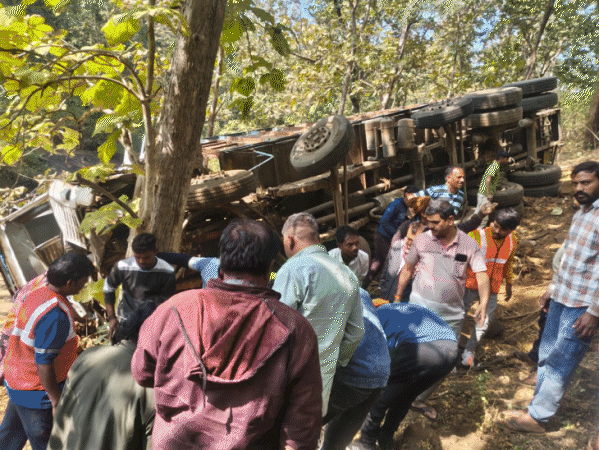 truck-falls-into-200-foot-deep-gorge,-driver-trapped-for-3-days:owner-traces-him-via-gps-in-pandhurna,-rescues-him-safely;-vehicle-carrying-maize