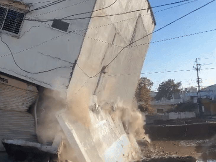 2-story-building-collapses-in-khandwa,-no-casualties-reported:foundation-weakened-by-deep-pit;-3-workers-rescued-in-time