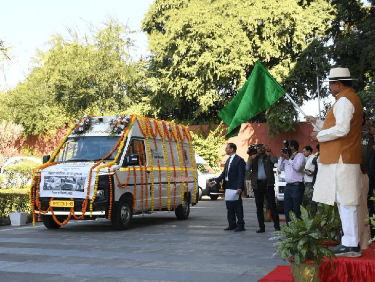 cm-mohan-yadav-flags-off-mobile-forensic-van:chairs-dg-ig-conference,-urges-actions-to-prevent-re-emergence-of-naxalism